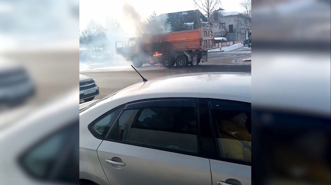 В Соколе на ходу загорелся КамАЗ