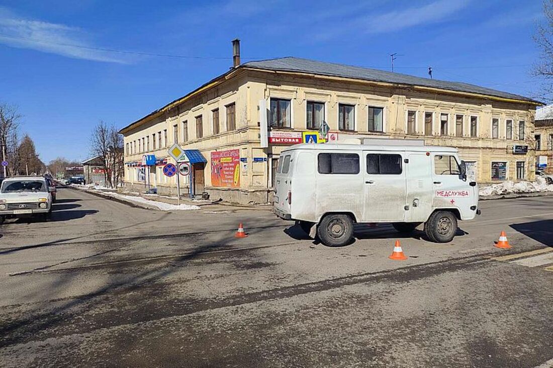 Пожилая грязовчанка на ходу выпала из машины скорой помощи: женщина в  больнице