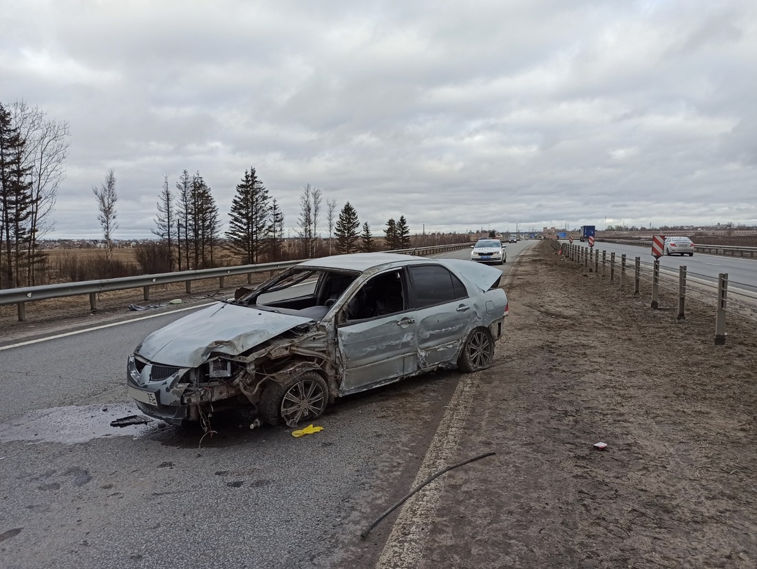 Молодой водитель иномарки перевернулся на трассе под Вологдой