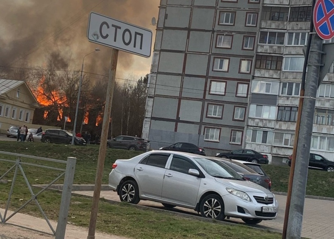 Средь бела дня: в Череповце неизвестные «спалили» расселенный дом