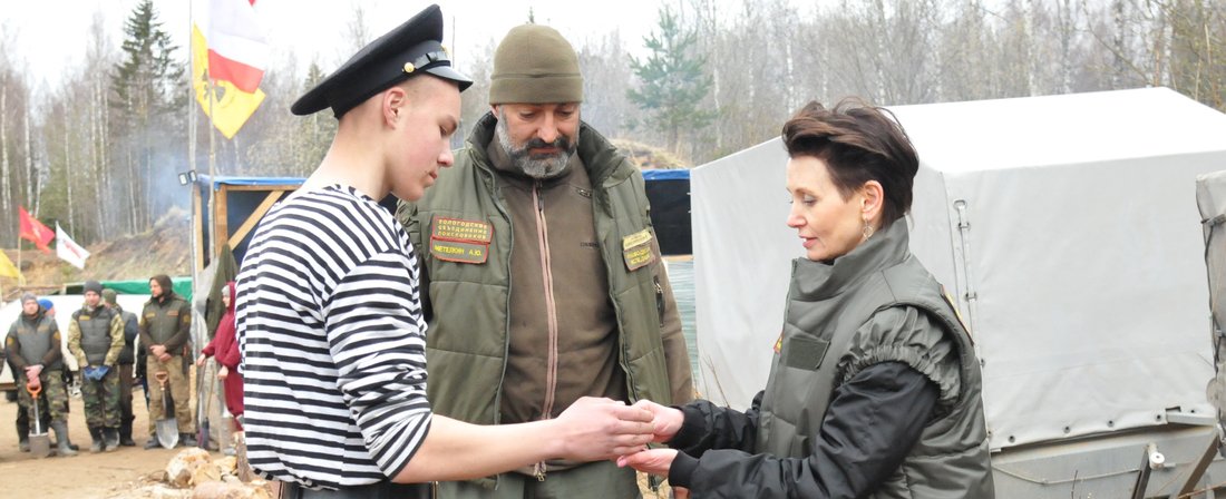 Вологодские поисковики передали найденные награды на родину погибшего бойца