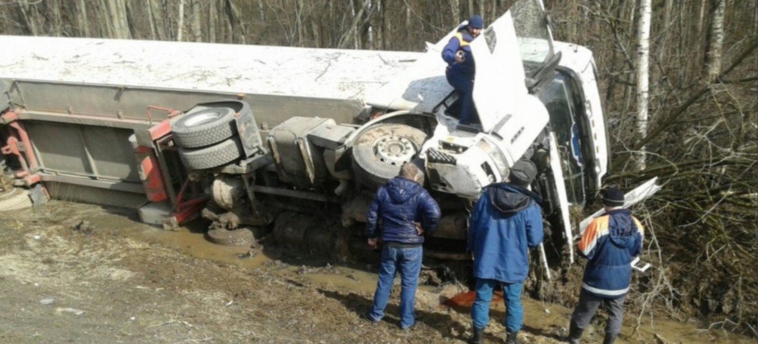 Уснул пьяным: гружёная фура опрокинулась на трассе в Вологодском районе