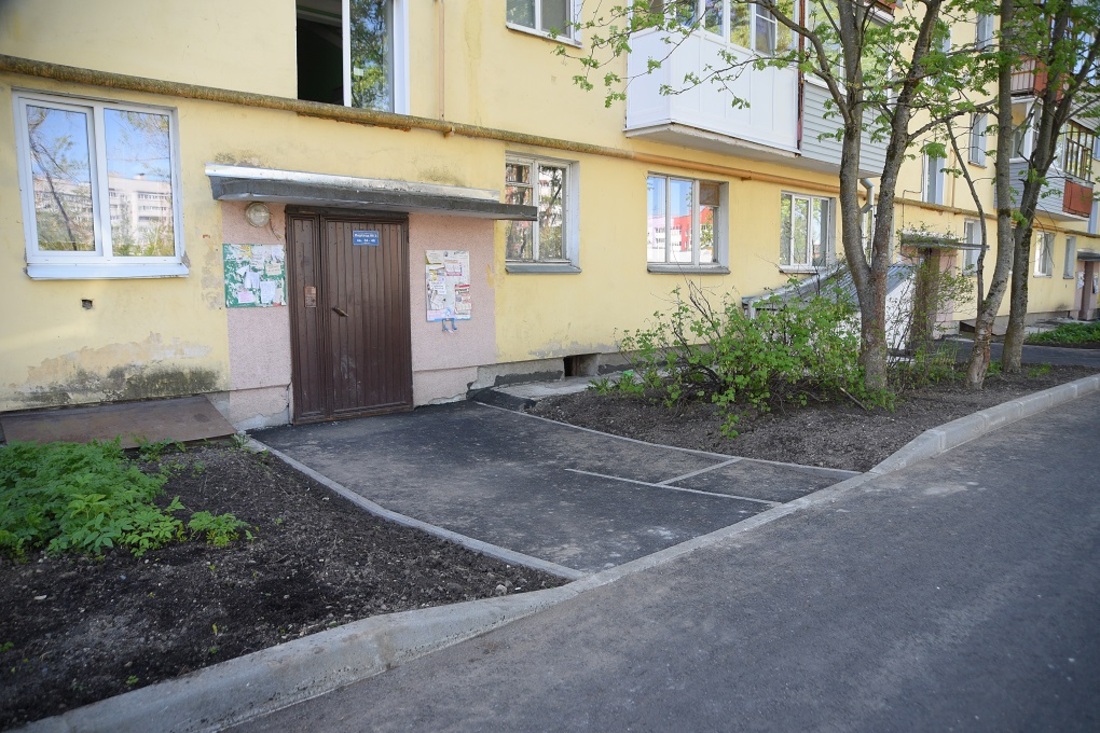 Десяткой со двора. Общественное пространство во дворе. Городской двор осенью. Вологда жилые районы. Фото Кировские Дворики