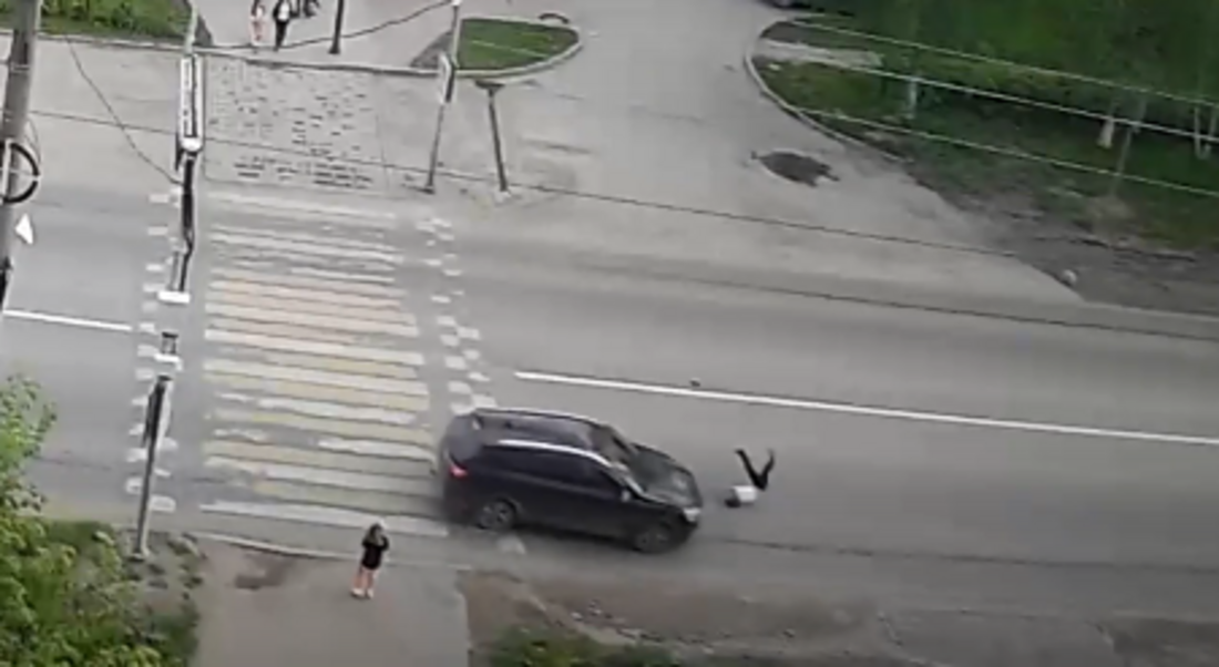 Мальчик попавший под машину. Мальчик попал под машину. Мальчик попал под машину залетел. Сбит ребенок в поселке Сокол. Сокол ДТП столб Вологда.