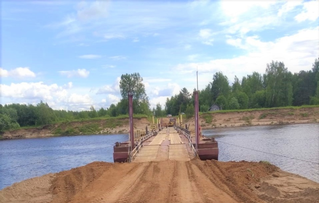 Мост в сельцо. Шенкурск паромная переправа. Мост переправа через реку. Понтонный мост воронеж. Мост переправа через реку.