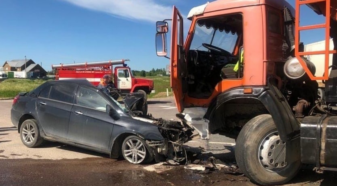КАМАЗ врезался в иномарку в Сокольском районе: есть погибшие
