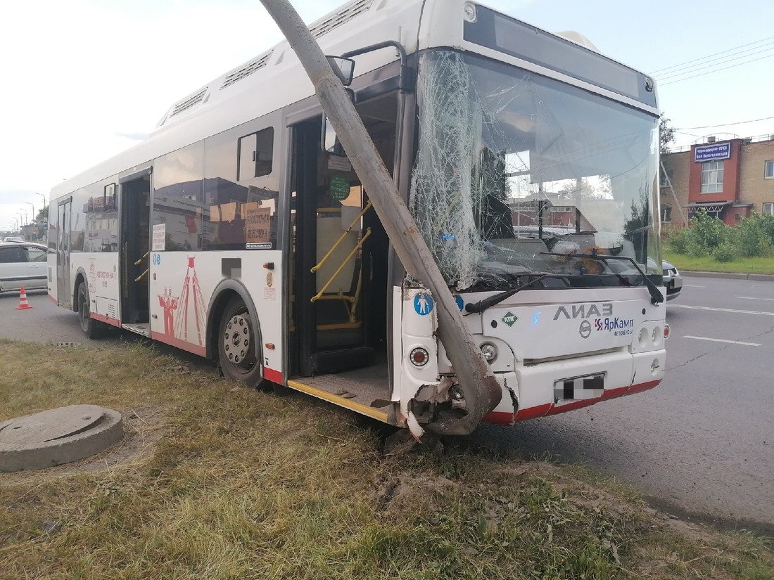 Автобус на скорости въехал в столб ЛЭП: 3 череповчанки получили травмы