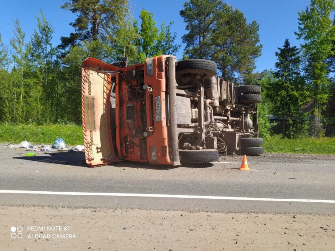 Водитель перевернувшегося под Вытегрой мусоровоза оказался пьян