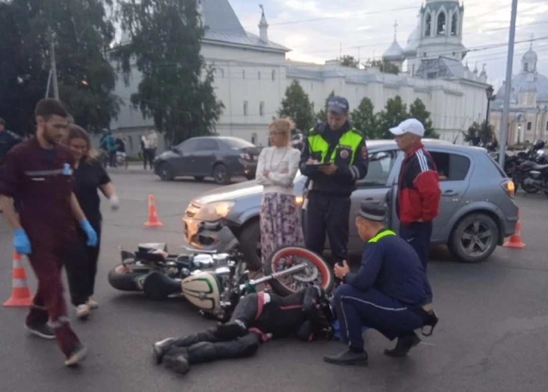 «Опель» и мотоцикл «Хонда» не поделили дорогу в Вологде: есть пострадавшие