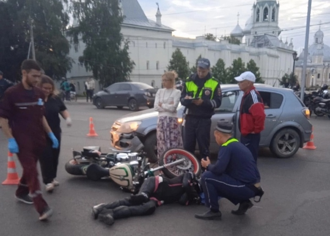 Опель» и мотоцикл «Хонда» не поделили дорогу в Вологде: есть пострадавшие