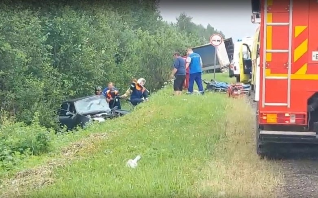Пожилой водитель «легковушки» скончался в больнице после аварии с фурой под Великим Устюгом