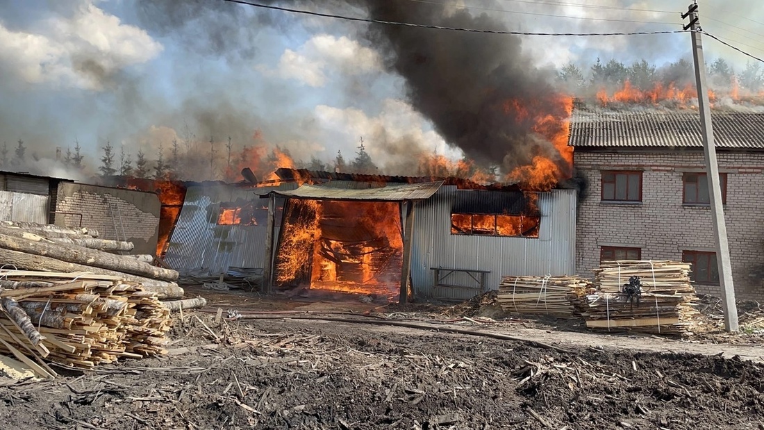 Сильный пожар произошёл на пилораме в Верховажье