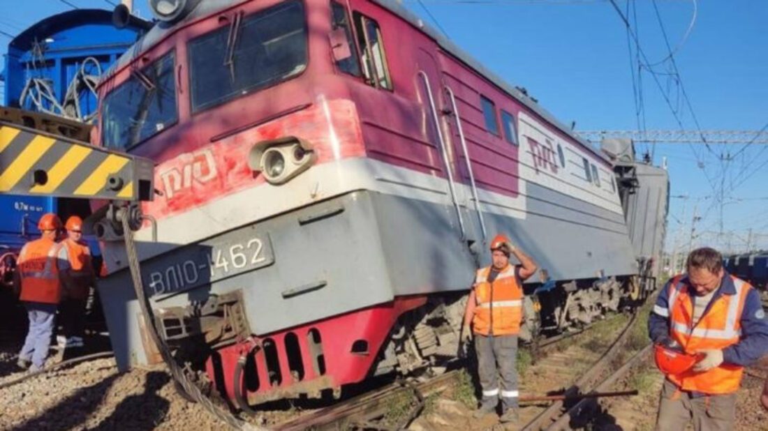 Грузовой состав сошёл с ж/д путей в Вологодской области 