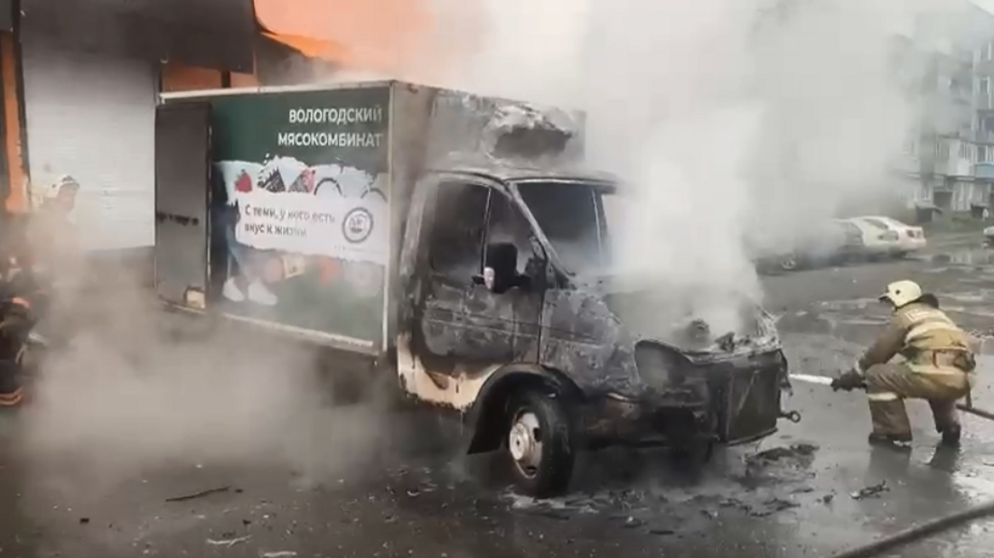 «Газель» вспыхнула при разгрузке товара у одного из ТЦ Вологды