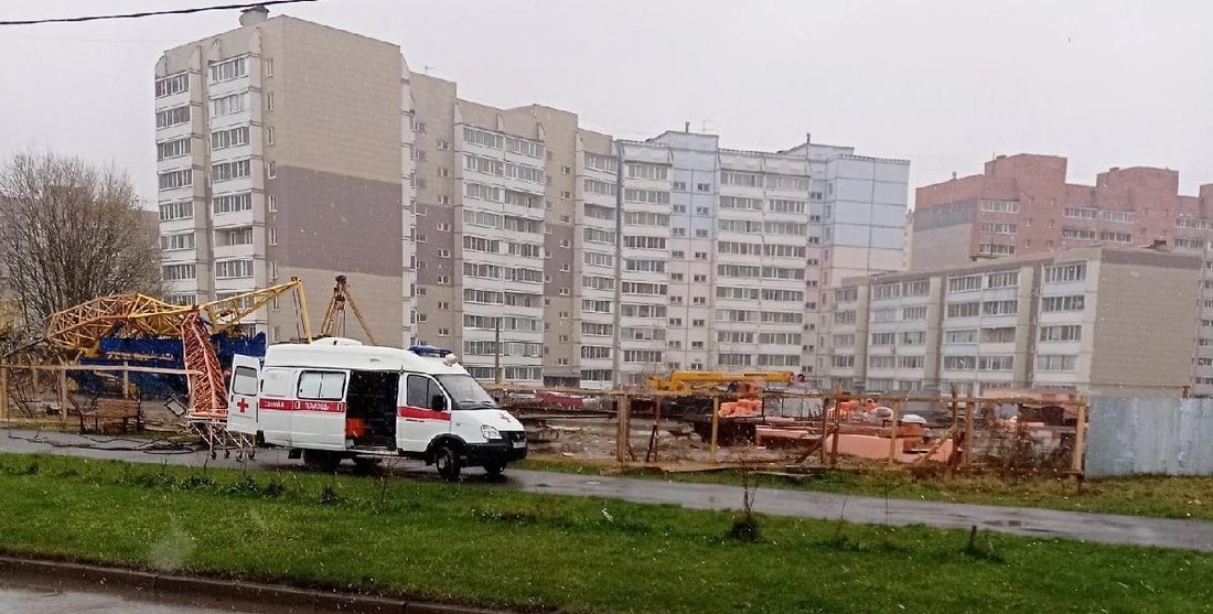 Кран рухнул на одной из стройплощадок Череповца: есть пострадавшие