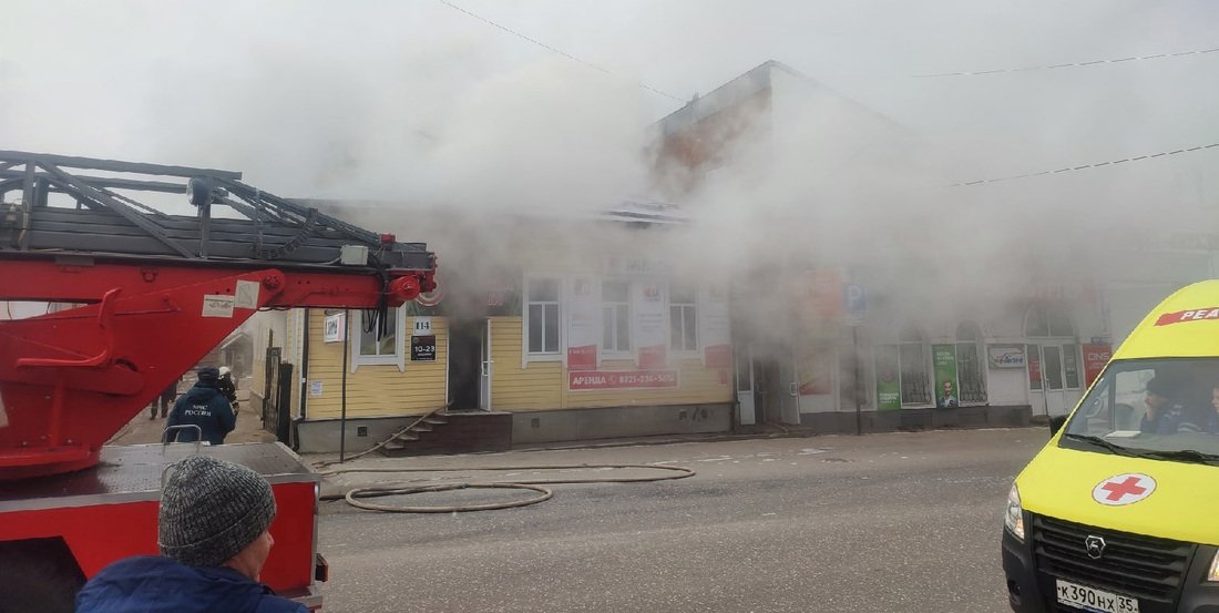 Серьёзный пожар в торговом центре произошёл в Великом Устюге