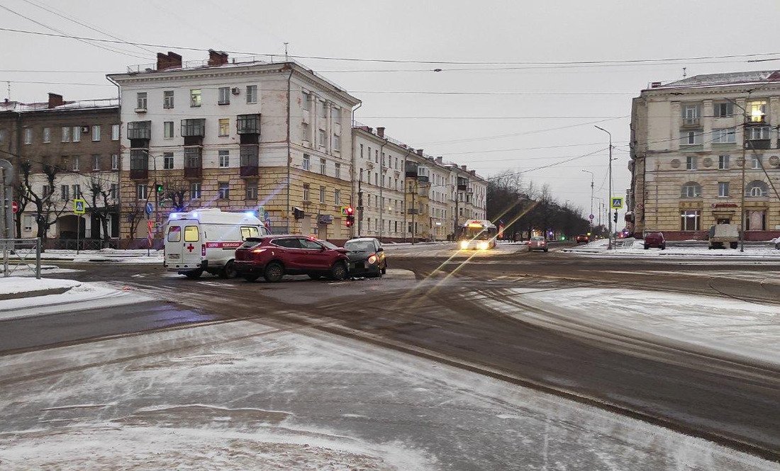 Две иномарки столкнулись на перекрёстке в Череповце