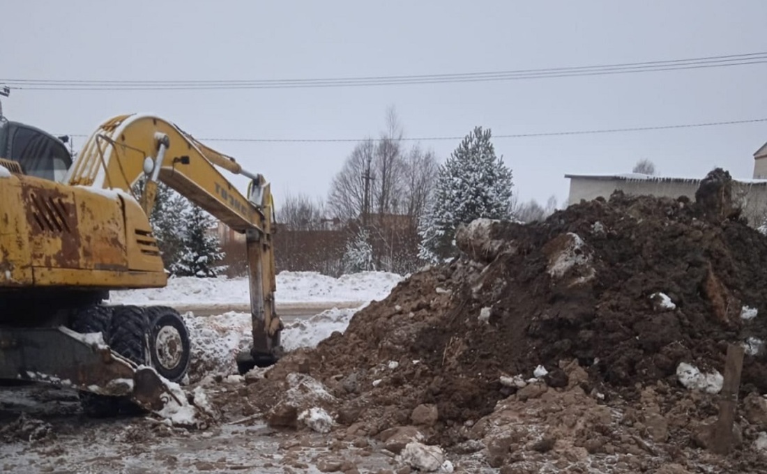 Ремонт аварийного водопровода продолжается в Нюксенице 