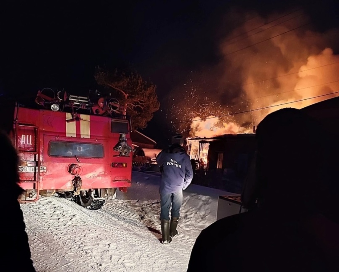 Несколько семей остались без крыши над головой из-за серьёзного пожара под  Великим Устюгом