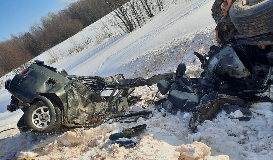 В лобовой аварии с грузовиком погиб 18-летний междуреченец