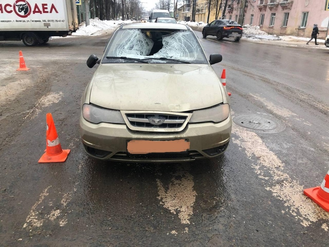 Иномарка на скорости снесла пешехода в Вологде: мужчина в больнице