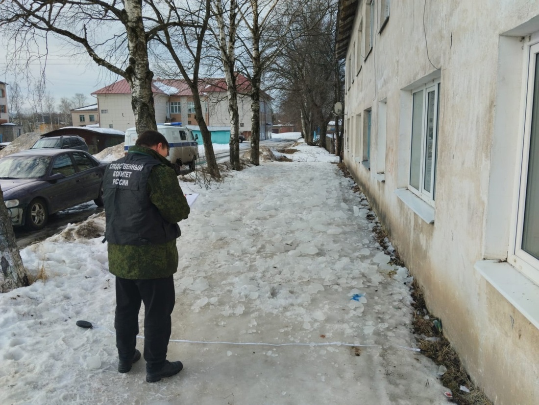 СК разбирается в обстоятельствах обрушения наледи с крыши на детей в Соколе