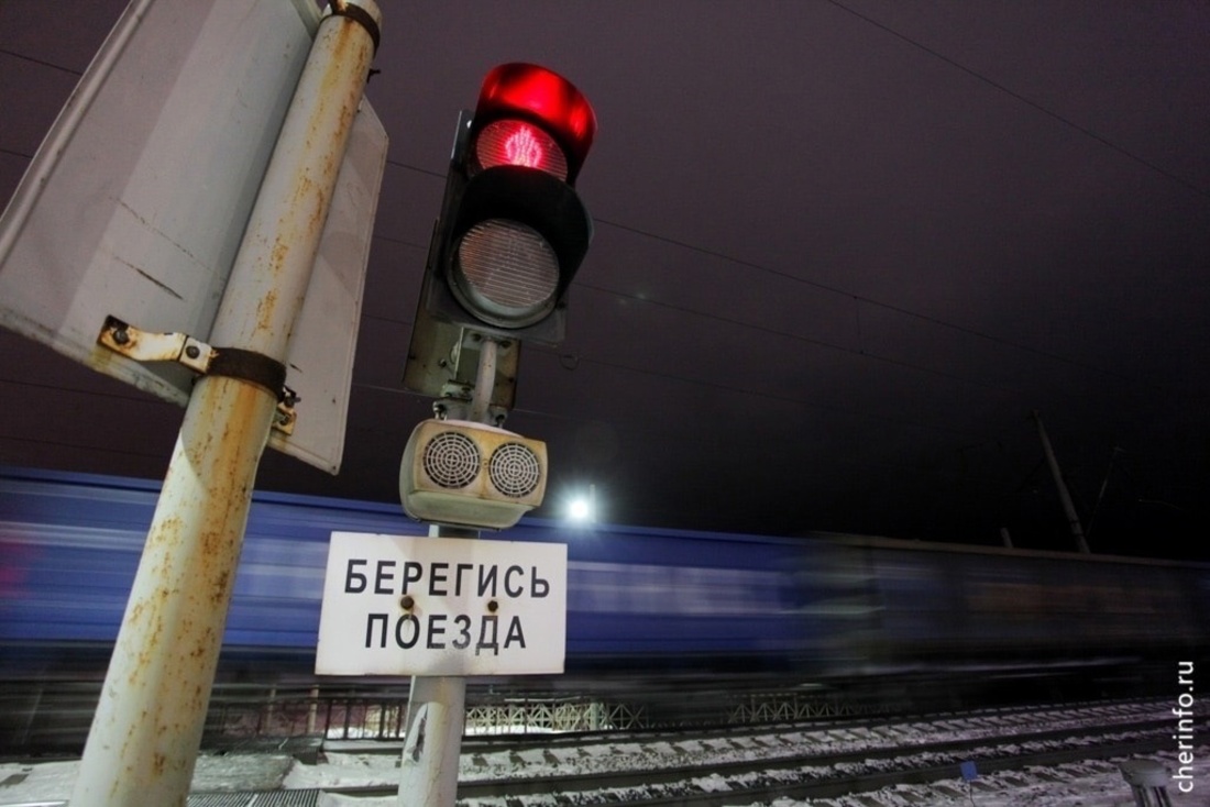Грузовой поезд протаранил легковушку под Шексной