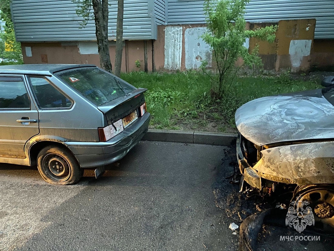 Неизвестные спалили два автомобиля в Вологде