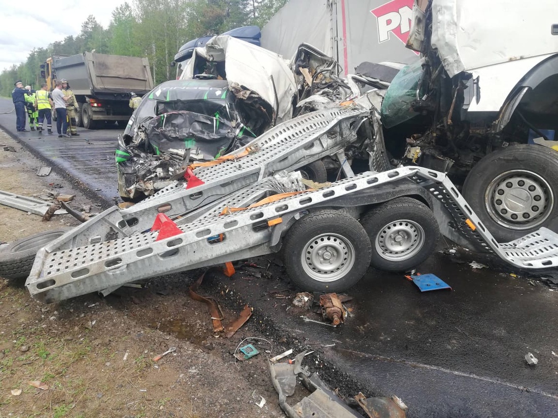 Жёсткая авария под Чагодой: столкнулись 2 грузовика и микроавтобус, движение перекрыто