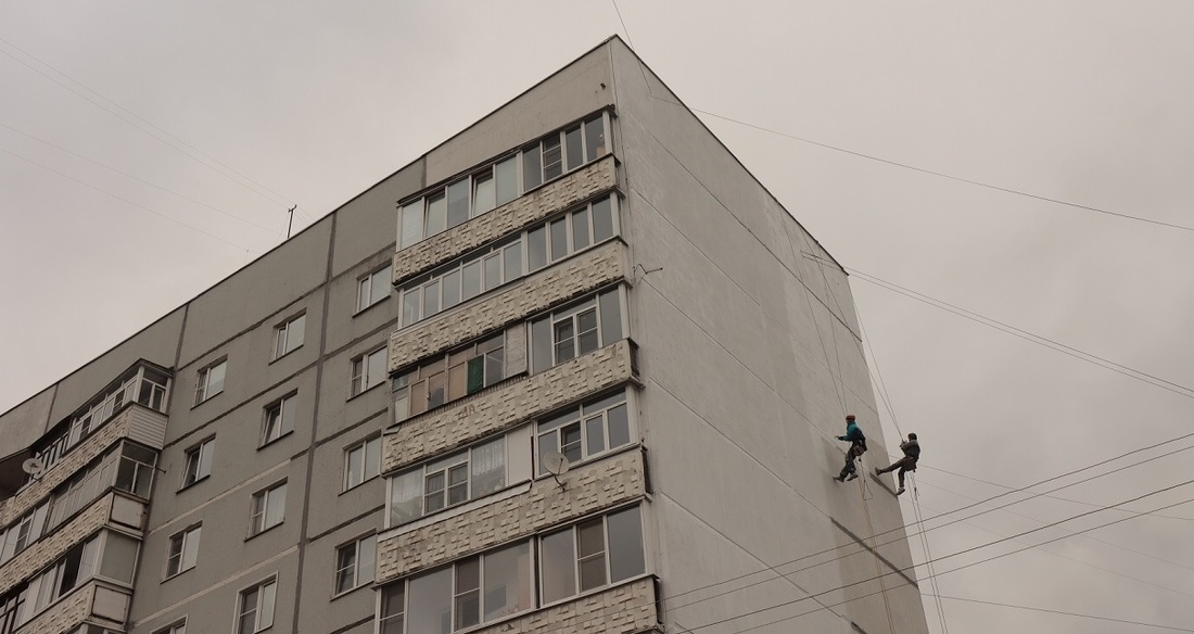 Балкон едва не рухнул на головы людей в Череповце