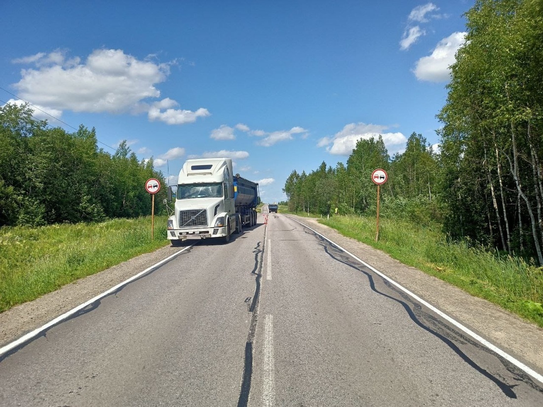 Велосипедист попал под колёса грузовика под Вологдой: мужчина в больнице