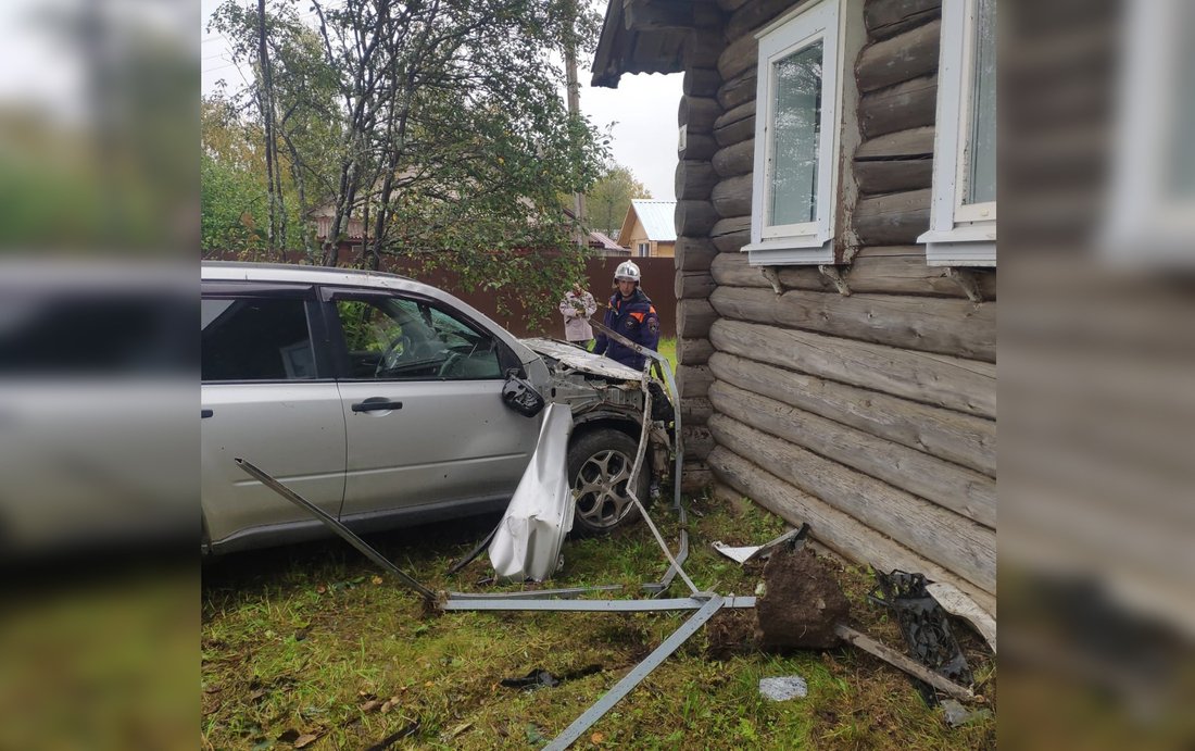 «Ниссан» врезался в дом под Вытегрой: водитель погиб