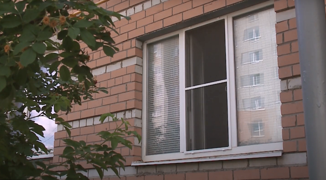 Пятилетняя девочка едва не выпала из окна череповецкой многоэтажки