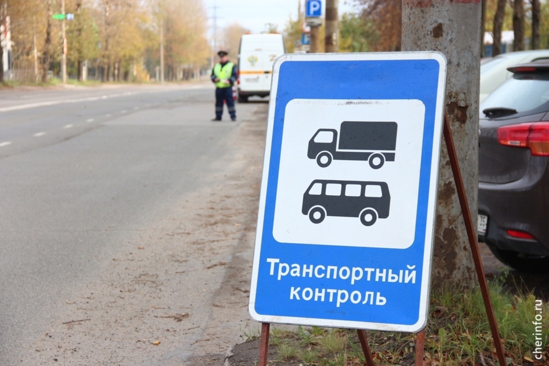 Водитель микроавтобуса без лицензии попался на перевозке «нелегалов» в  Череповце