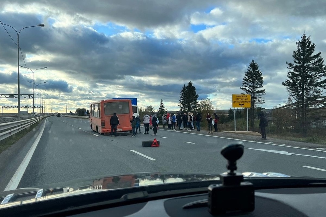 Рейсовый автобус на ходу потерял колесо под Вологдой
