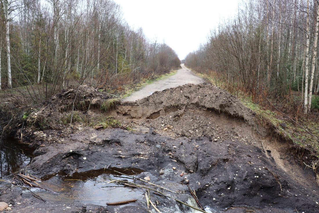 Поток воды размыл дорогу в Бабаевском округе