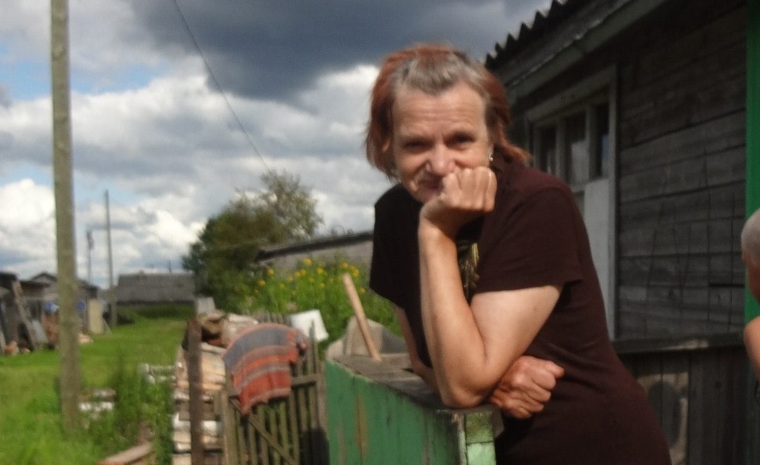 Заблудившаяся в лесу под Тотьмой пенсионерка нашлась живой