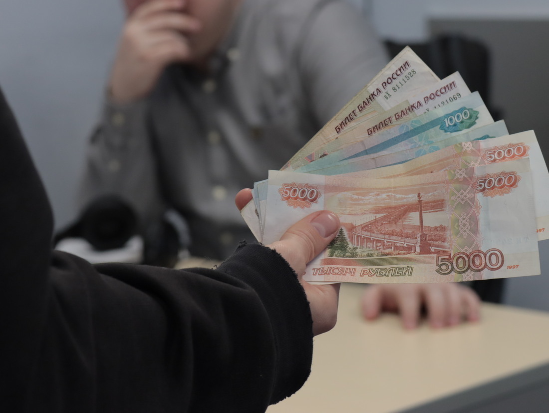 Более 2,4 млн рублей задолжал сотрудникам работодатель из Вологодского района 