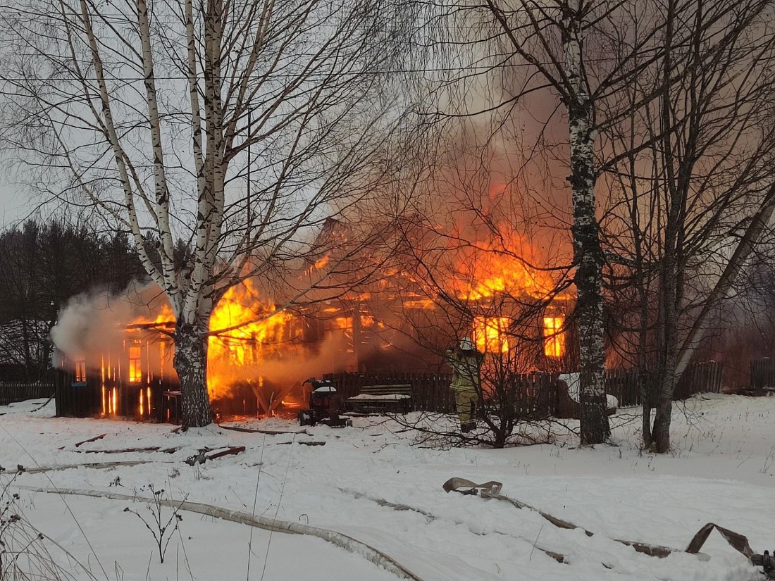 Пожилой мужчина получил серьёзные ожоги на пожаре в Междуреченском округе