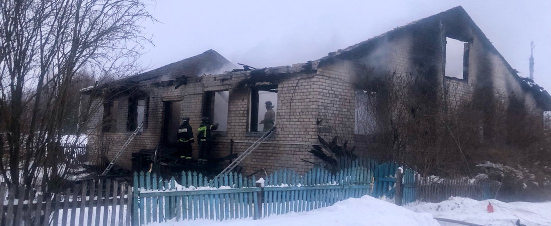 Два человека погибли в ночном пожаре в Нюксенском округе