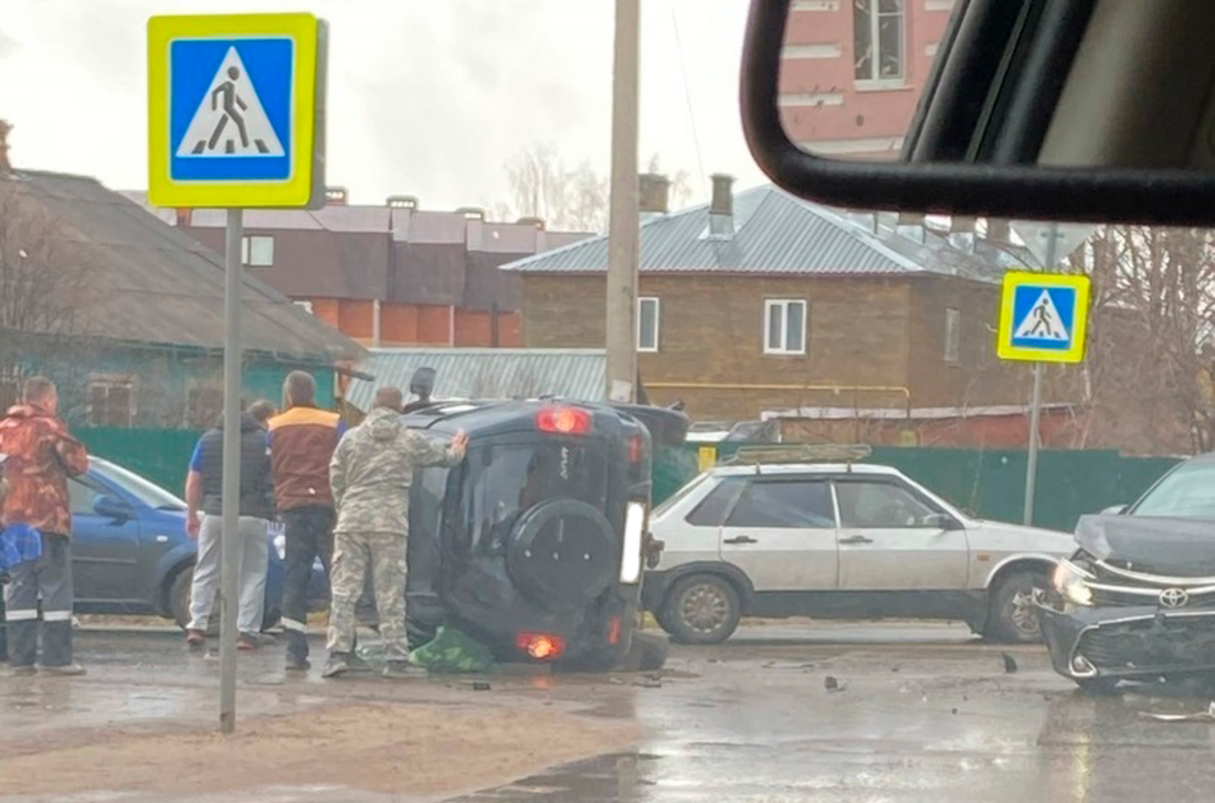 Столкнулись четыре машины: крупная авария произошла в центре Великого Устюга