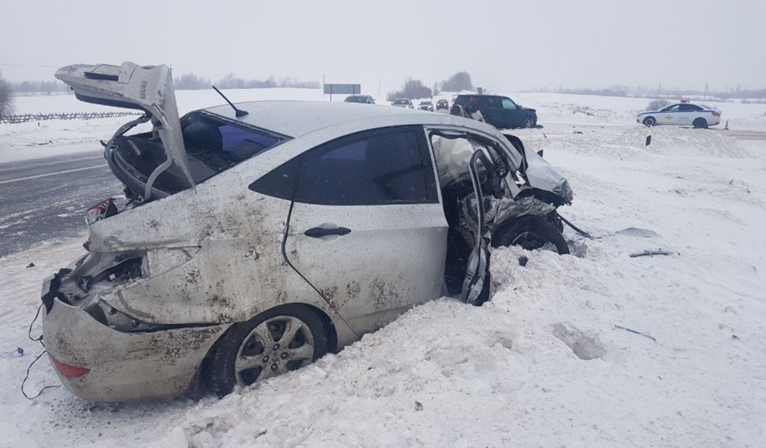 Три человека пострадали в серьёзной аварии с двумя иномарками и КамАЗом под Вологдой