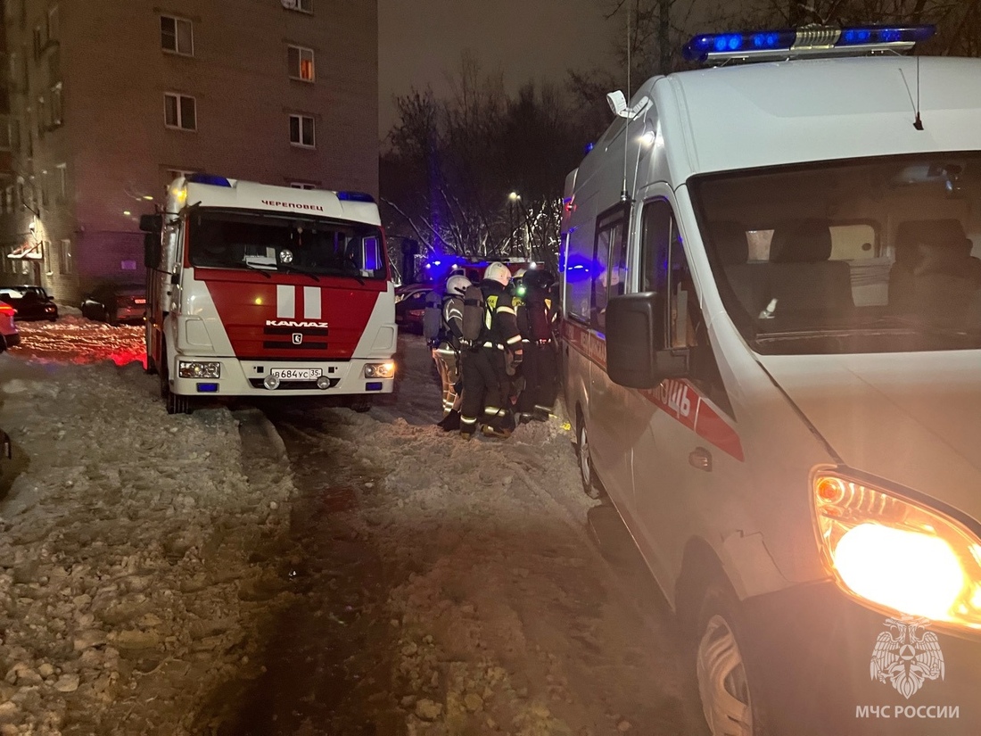 Мужчину госпитализировали после пожара в Череповце