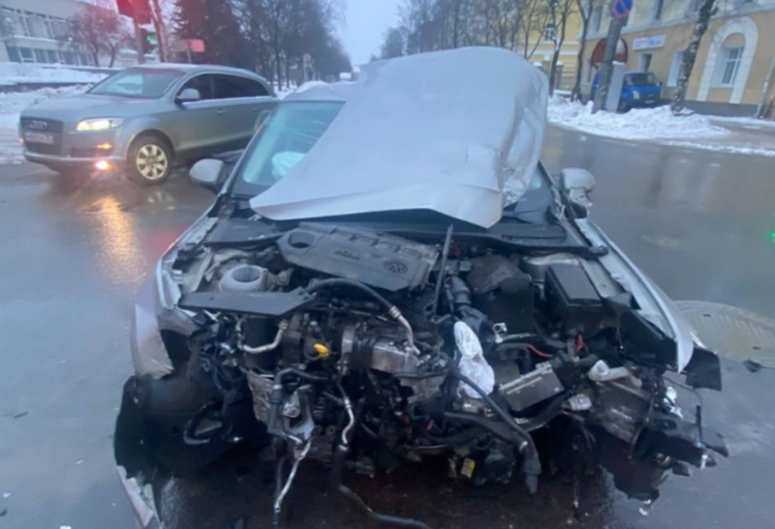 Автомобиль после ДТП отбросило на пешехода в Вологде