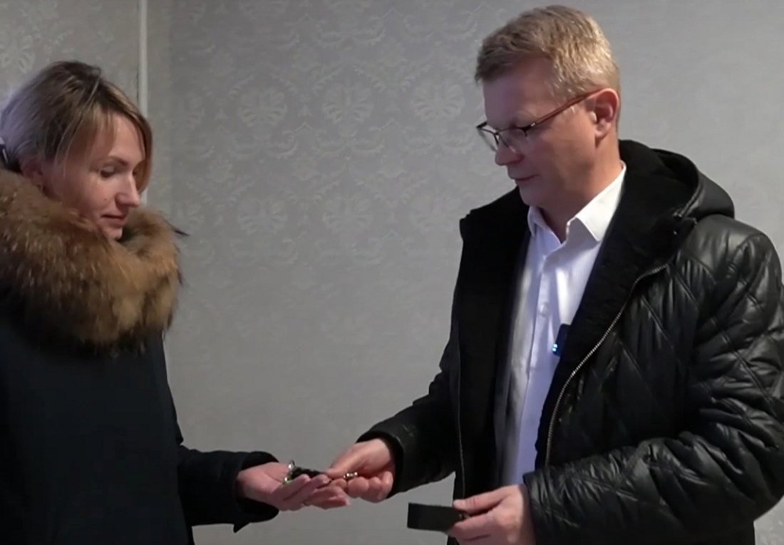 Погорельцам из Вологодского округа вручили ключи от квартиры