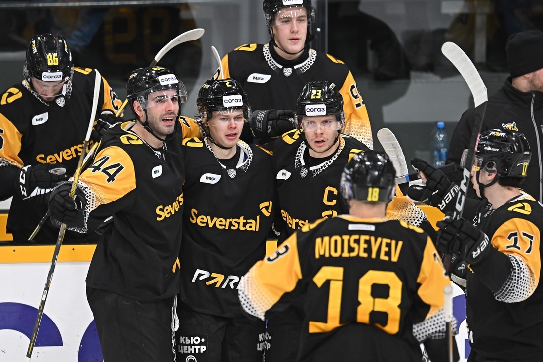 Хоккейная «Северсталь» в упорной борьбе вырвала победу у минского «Динамо»