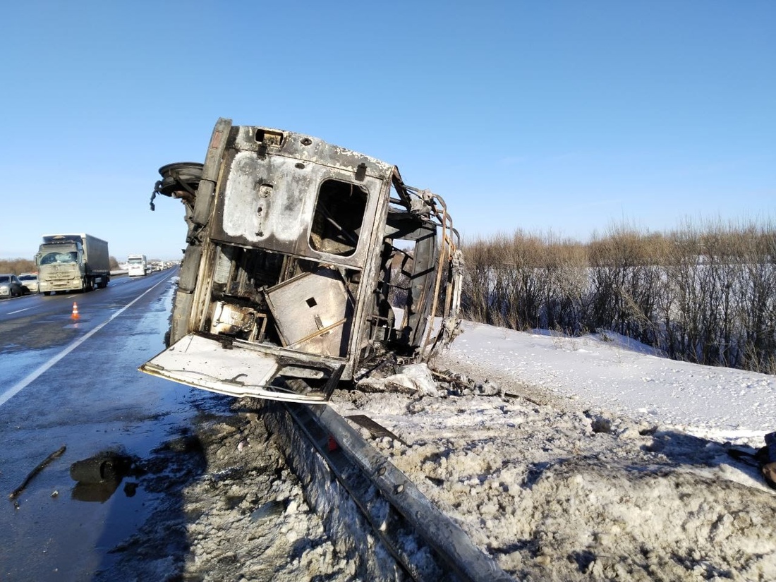 Автомобиль скорой помощи выгорел дотла после столкновения с легковушкой под Вологдой