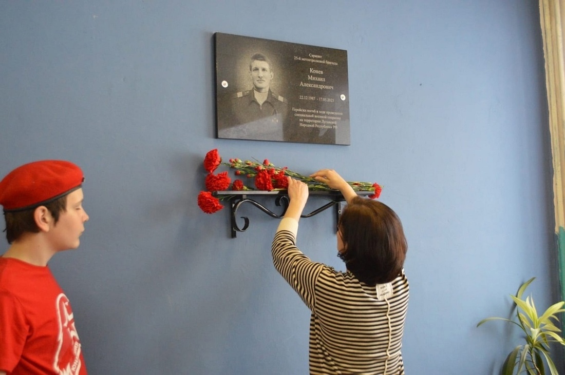 Две мемориальные доски в честь героев-земляков открыли на школе под Череповцом