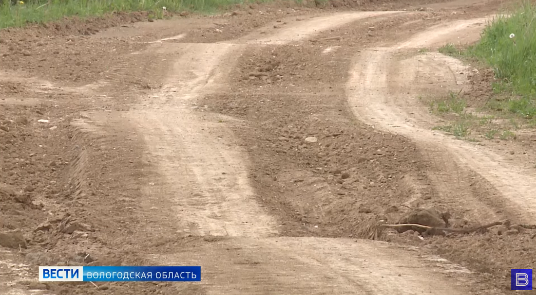 Экскаватор застрял в трясине на строящейся парковке в Череповце