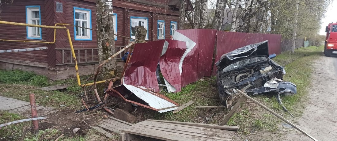 «Мерседес» врезался в забор жилого дома в Шексне: есть пострадавшие